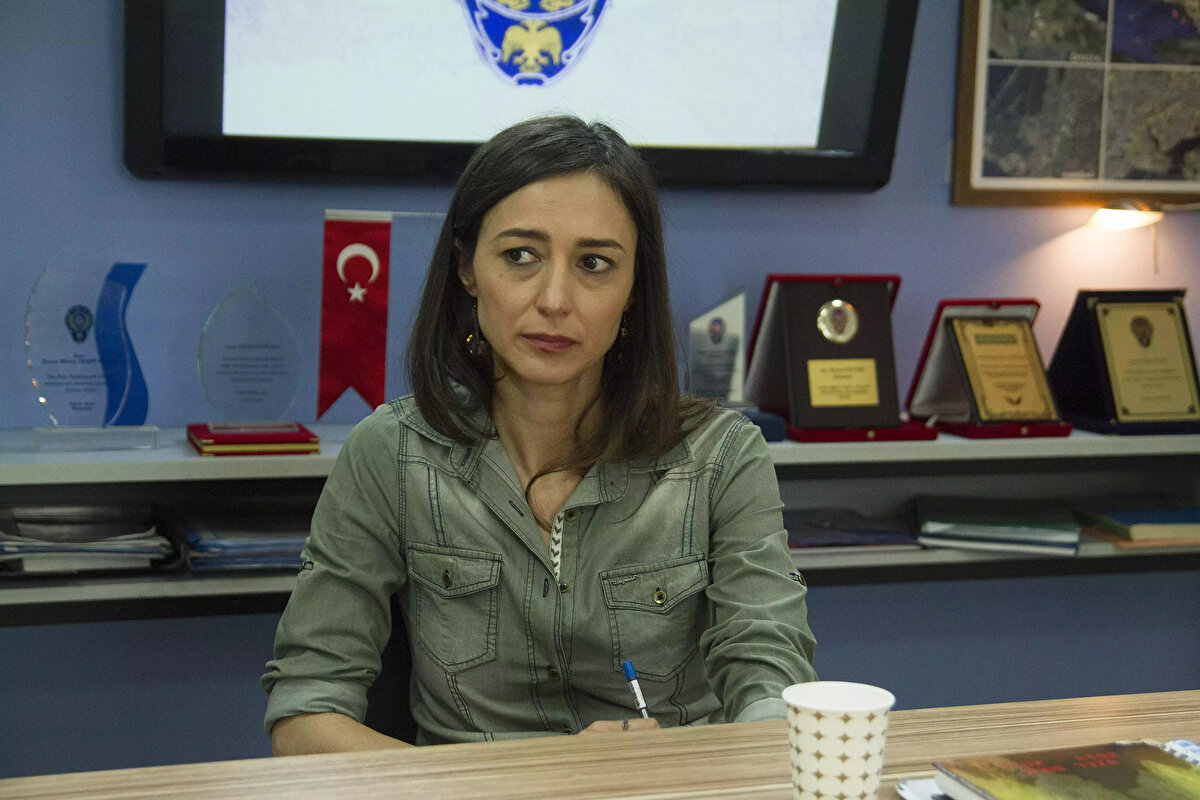 2006 yılından bu yana dönem dönem Arka Sokaklar kadrosunda yer alan Özlem Çınar, bu kez hikayesi tamamlandığı için diziden ayrıldı.