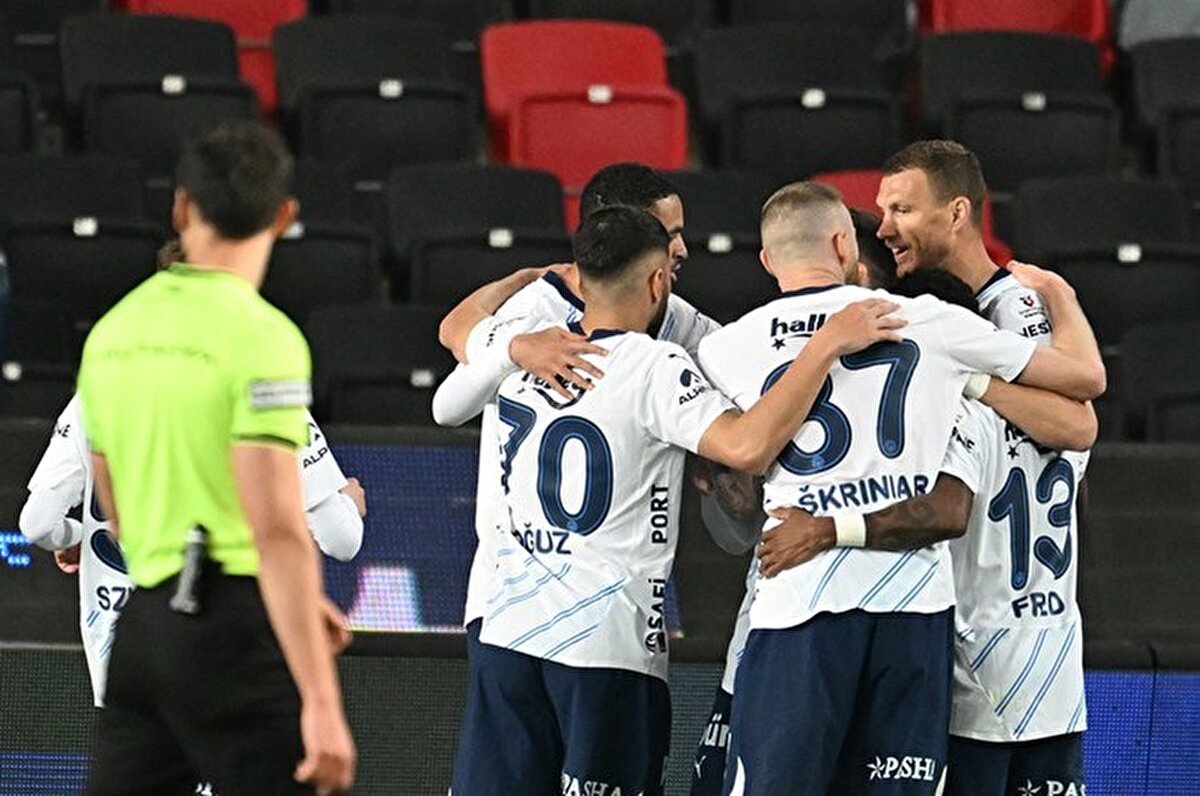 "Sevgili Fenerbahçeliler size naçizane tavsiyem Fenerbahçe maçı 19'da başlıyorsa 20'de ekran başına geçin. Yine ilk yarının büyük kısmı heba bir futbol. Toplamda 8 oyuncu değişmiş, formasyon değişmiş. Birbirine uyum sağlayana kadar Antep uçtu." <br><br>