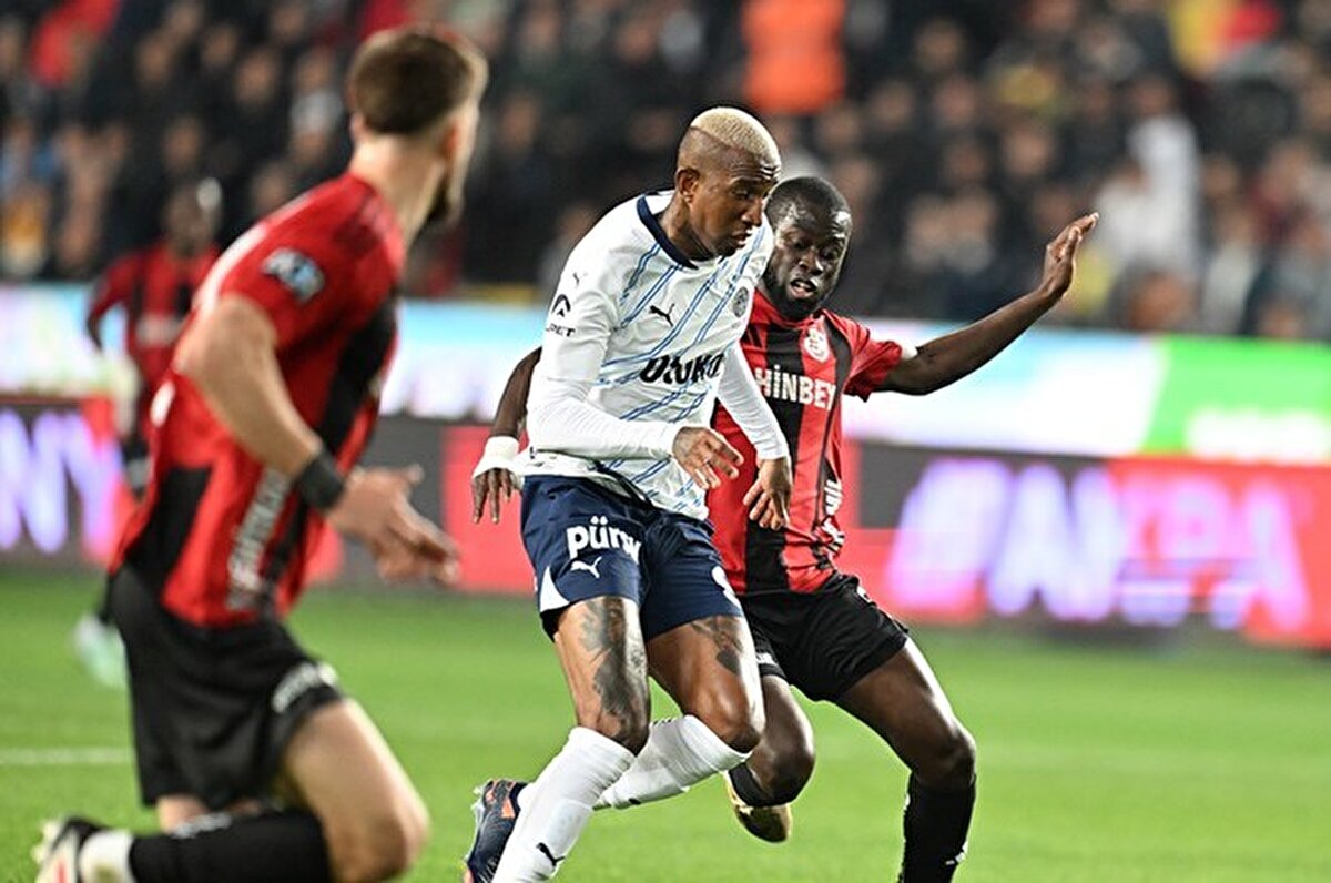 "En-Nesyri'yle olan pozisyonda penaltı kararı çıktı. Vienna'nın eline çalınan penaltı kırılma anı oldu. Ben FIFA hakemliği filan yapmadım. Ben o pozisyonda yabancı VAR niye çağırdı derim. İzlerken bile tekrarını gördüğümde bana göre penaltı."