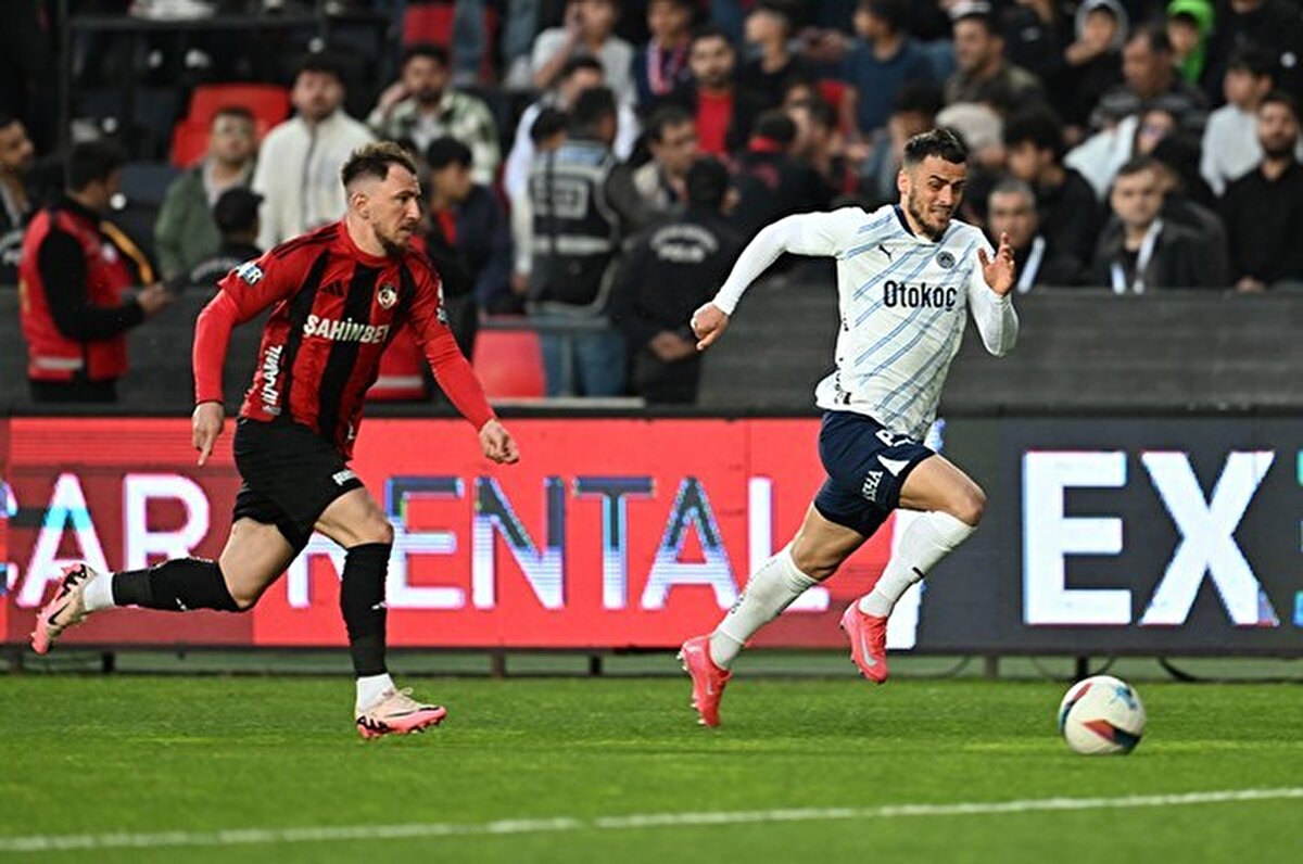 "Fred bugün tebrik edilesi oynadı. Szymanski, Cenk, Tadic, En-Nesyri sonradan oyuna giriyor bir de rakibe bak. Diri oyuncular giriyor bir de katkı yapıyor. Bence 30. dakikadan sonraki oyunuyla Fenerbahçe haklı olarak galip geldi."