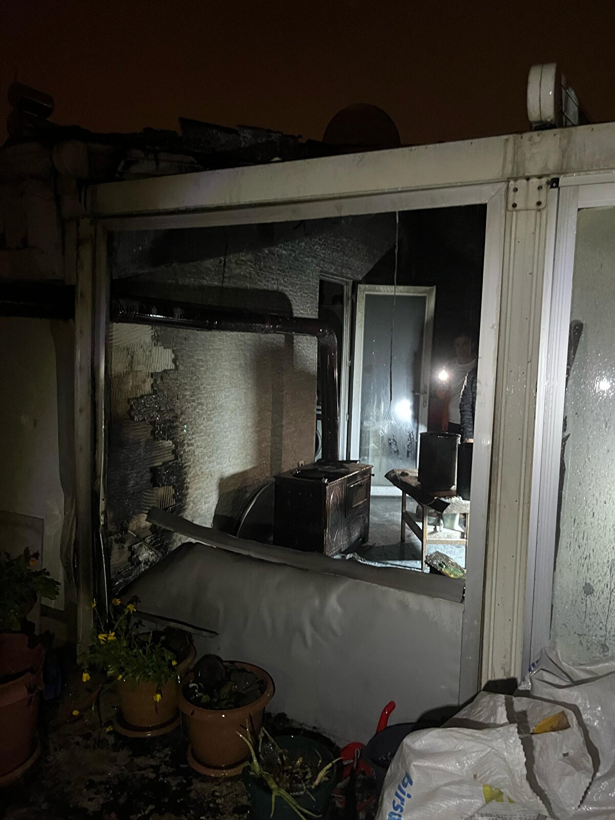 İhbar üzerine olay yerine polis ve itfaiye ekipleri sevk edildi. Ekipler gelmeden önce komşular da çıkan yangına müdahale etti. İtfaiye ekipleri çıkan yangını büyümeden kontrol altına aldı.