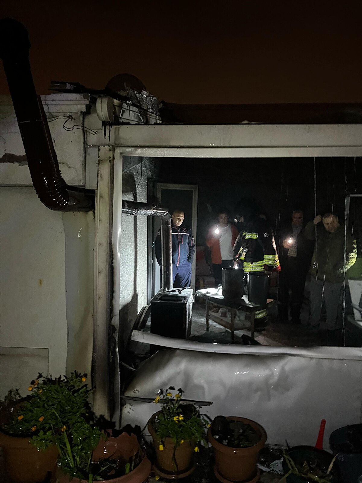 Sefo’nun ablasının ve evdeki 2 kedinin yangından etkilenmediği öğrenildi. Yangınla ilgili inceleme başlatıldı.