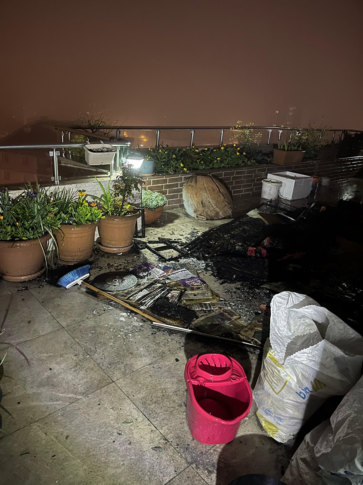 Yangın, dün gece saatlerine İlkadım ilçesi Baruthane Mahallesi’ndeki sitedeki 10 katlı binanın son katında meydana geldi.