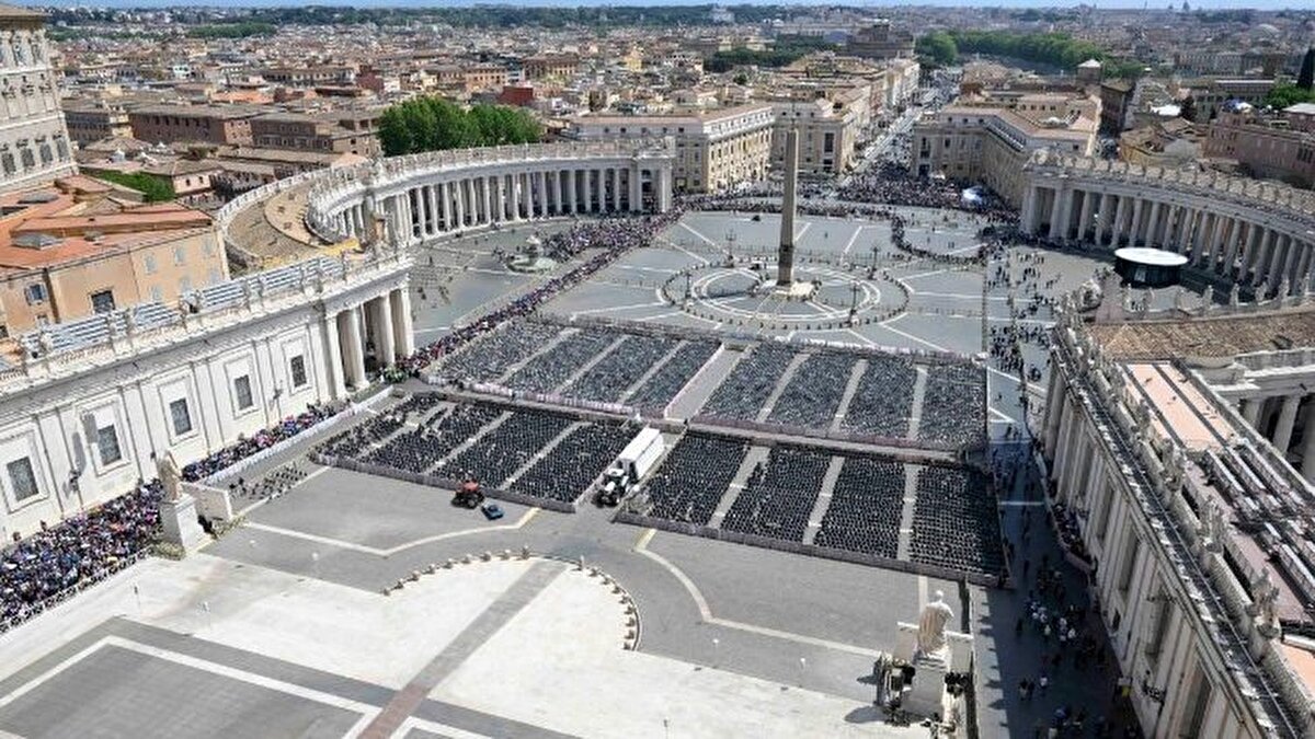 İtalya polisinin verdiği bilgiye göre, Papa’nın cenazesine 140 bin kişi katılıyor. Cenaze merasimi öncesinde ABD Başkanı Donald Trump ve eşi Melania Trump, Papa’nın tabutunun bulunduğu Aziz Petrus Bazilikası’nı ziyaret ettiği bildirildi. Trump, ardından bazilikadan ayrılarak dünya liderlerinin yanında yerini aldı.