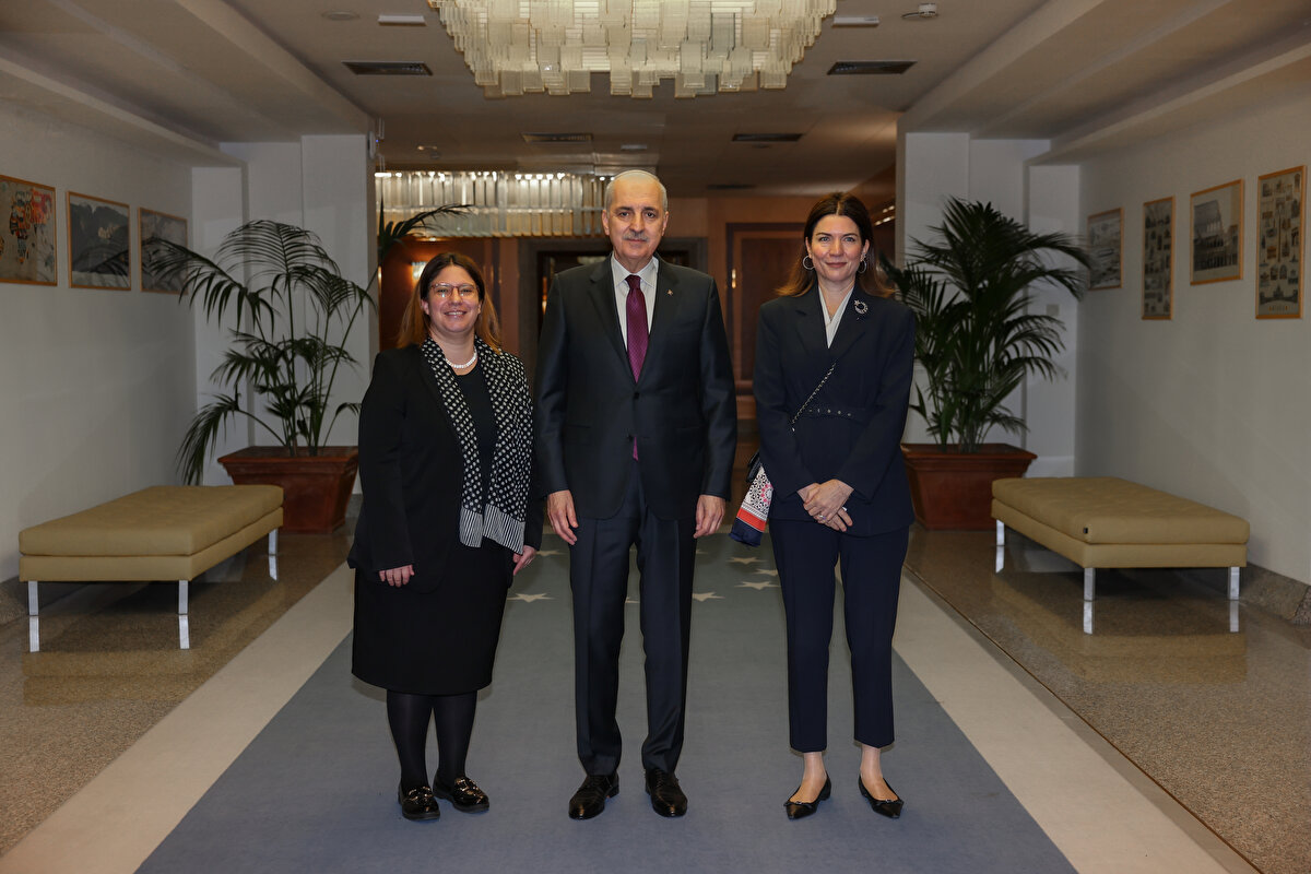 Törende Türkiye’yi TBMM Başkanı Numan Kurtulmuş temsil ederken, törene katılanlar arasında ABD Başkanı Donald Trump, eski başkan Joe Biden, Fransa Cumhurbaşkanı Emmanuel Macron, İngiltere Başbakanı Keir Starmer, Ukrayna Devlet Başkanı Volodimir Zelenskiy, Arjantin Devlet Başkanı Javier Milei, Brezilya Devlet Başkanı Luiz Inacio Lula da Silva ve İtalya Başbakanı Giorgia Meloni gibi isimler de yer alıyor.