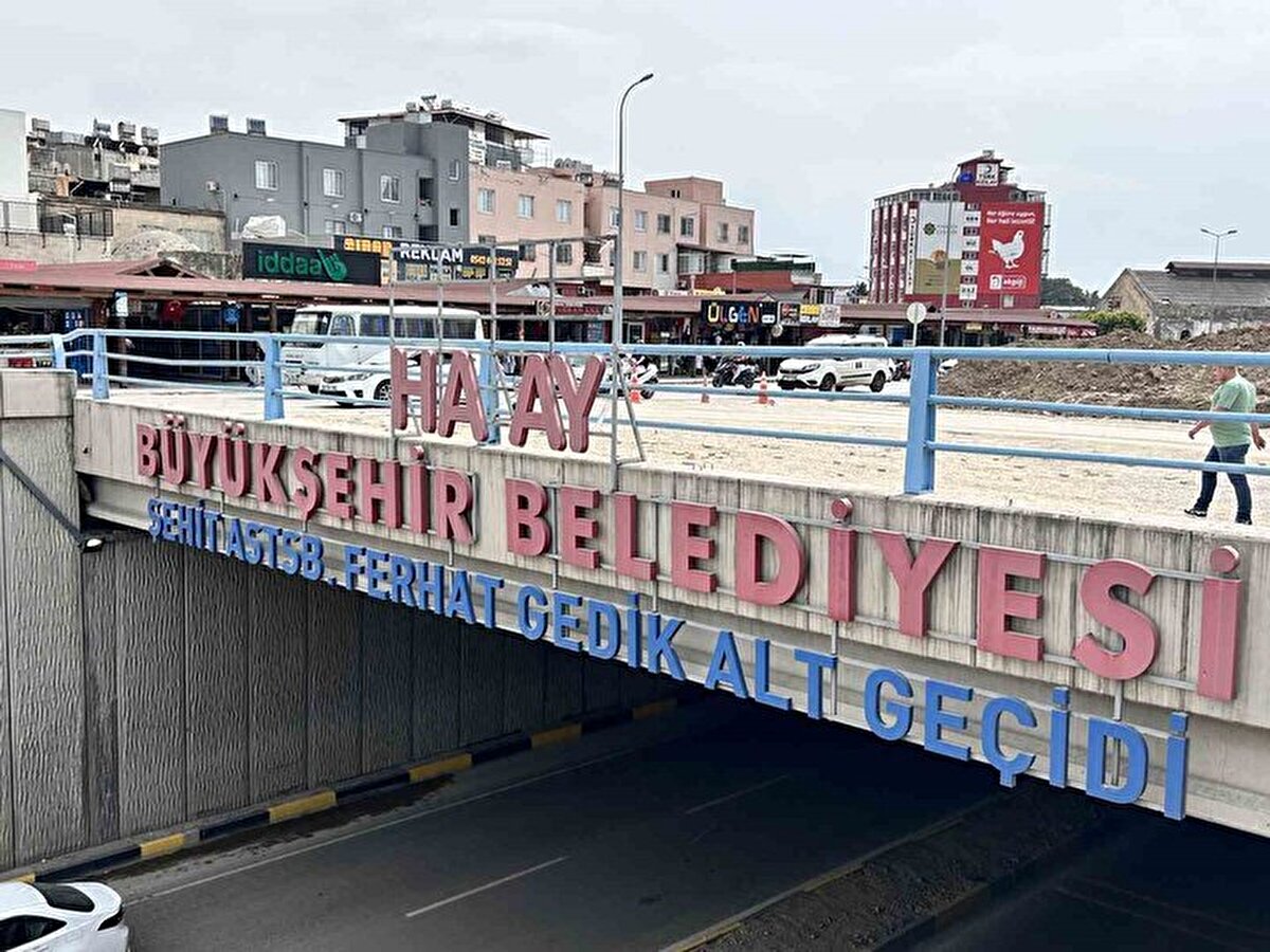 Merak konusu olan tabelaların Hatay Büyükşehir Belediyesi ekipleri tarafından önümüzdeki günlerde değiştirileceği öğrenildi.