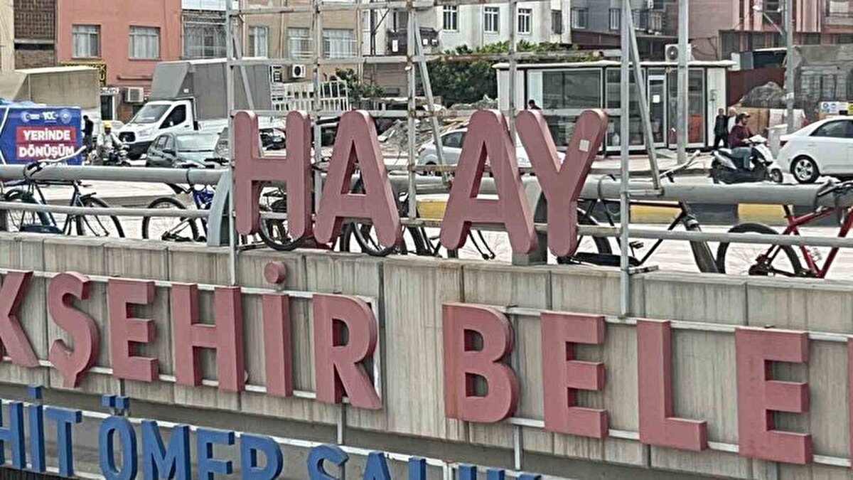 Geçitlerin giriş ve çıkışlarında yer alan 6 tabeladaki Hatay Büyükşehir Belediyesi ifadesinin 'T' harflerinin yokluğu merak uyandırmıştı. 