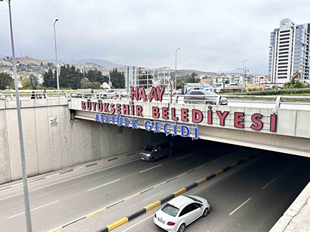 İskenderun ilçe merkezi İbrahim Karaoğlanoğlu Caddesi üzerine Hatay Büyükşehir Belediyesi tarafından inşa edilen 3 geçit trafikte büyük kolaylık sağlıyor ve vatandaşlar tarafından yoğun olarak kullanılıyor. 