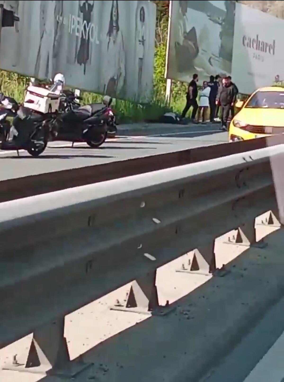 Tartışırken kaza yaptı<br><br>Kazanın ardından ihbar üzerine olay yerine sağlık ve polis ekibi sevk edildi. Kısa sürede gelen sağlık ekipleri, Aydoğdu’ya ilk müdahaleyi olay yerinde yaptı.