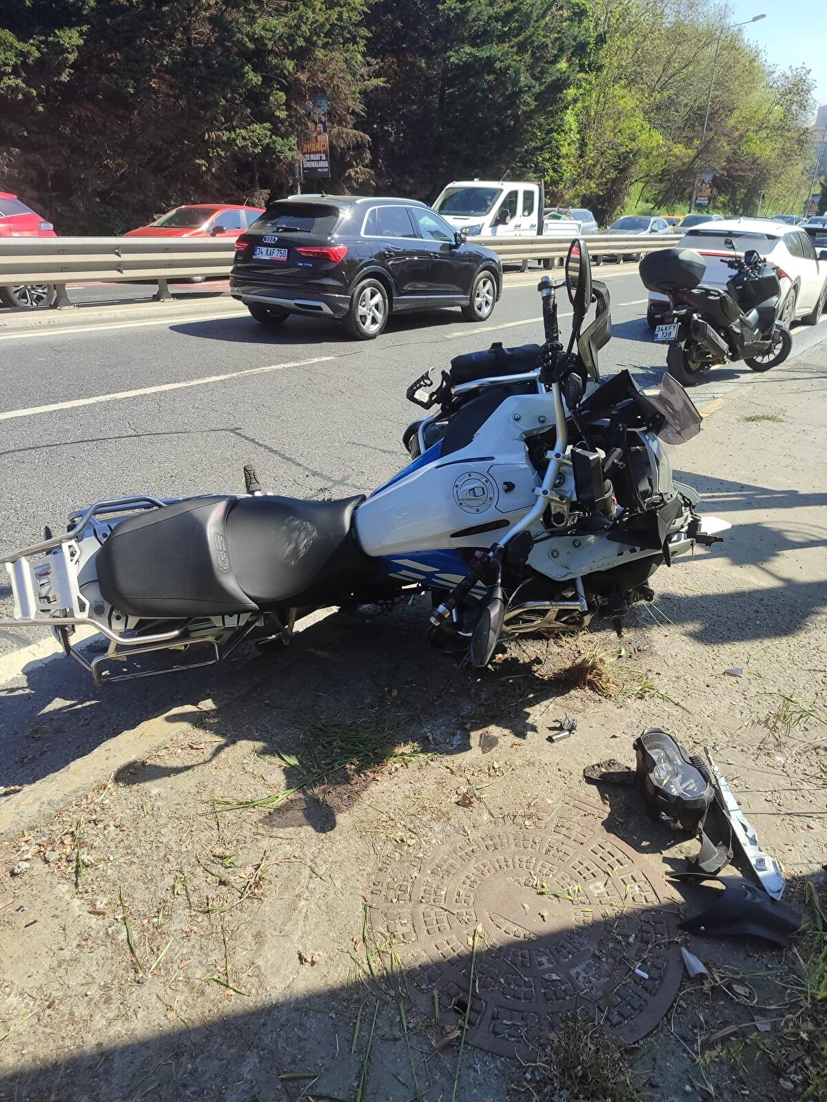 Seyir halindeyken devam eden tartışmada Aydoğdu, bir anda dengesini kaybederek kaldırıma çarptı. Yere savrulan Aydoğdu çarpmanın şiddetiyle kol, bacak ve kaburgalarından ağır yaralandı.