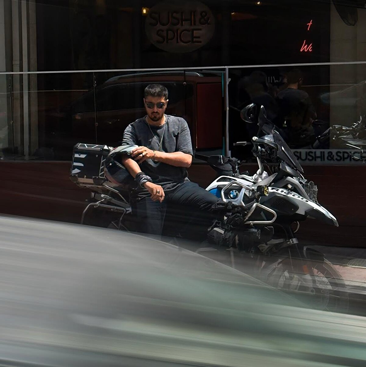 Olay, dün saat 16.00 sıralarında Ulus Mahallesi’nde meydana geldi. Edilen bilgiye göre caddede 34 BZM 694 plakalı motosikletiyle ilerleyen Muhammed Emin Aydoğdu, 34 HJN 712 plakalı otomobille trafikte seyreden Mustafa Emir K. ile tartışmaya başladı. 