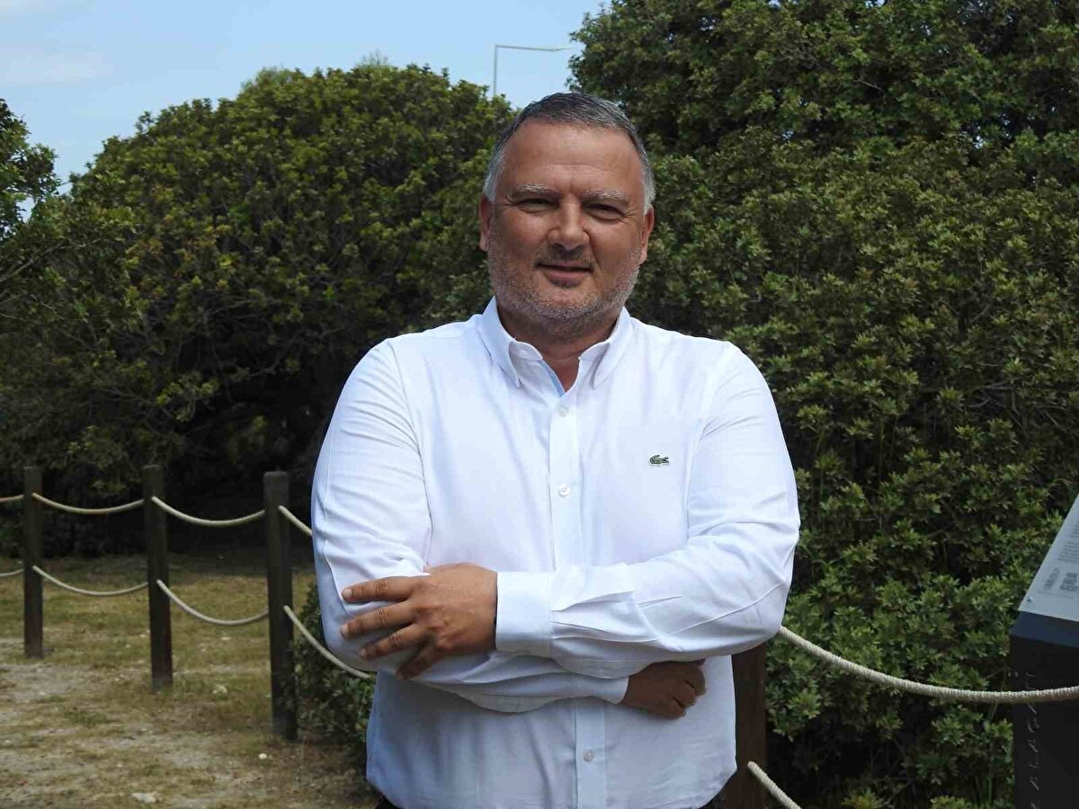 "Yunanlılar ’Türkler sahte sakız üretiyor’ diye haberler çıkardılar"<br><br>Sakız ağacını tekrar yeşertmek için 1995 yılında 200 adet çelik diktiklerini ama başarılı olamadıklarını ifade eden üretici İbrahim Topal (66) ise, "Sonrasında biz bu işe meraklı olarak başladık sakızın çelikten yetiştirilmesiyle ilgili, çoğaltılması ile ilgili çalışmaları başlattık. 2 ayda ürettiğimiz ağaçlar, sakız fidanları olma yolunda çok hızlı gelişiyorlar. Onları saksılara aldık. Sonrasında toprağa diktik ve beş yıl gibi kısa bir süre içerisinde ürün verir hale geldik. Sakızın bu şekilde üretimiyle ilgili zaten bu çalışmalar yapılırken, Yunanlılar karşı tarafta bizim yaptığımız çalışmaları çok yakından takip ediyorlardı. ’Türkler sahte sakız üretiyor’ diye kendi yerel medyalarında manşet haberler çıkardılar. Sakız ağacı aslında ana karada var olan bir ürün, sonradan adalara gitmiş. Anavatanı burada olan bir ürün, bir şekilde Türkler tarafından da değerlendiriliyor, ekonomiye kazandırılıyor" diye konuştu.