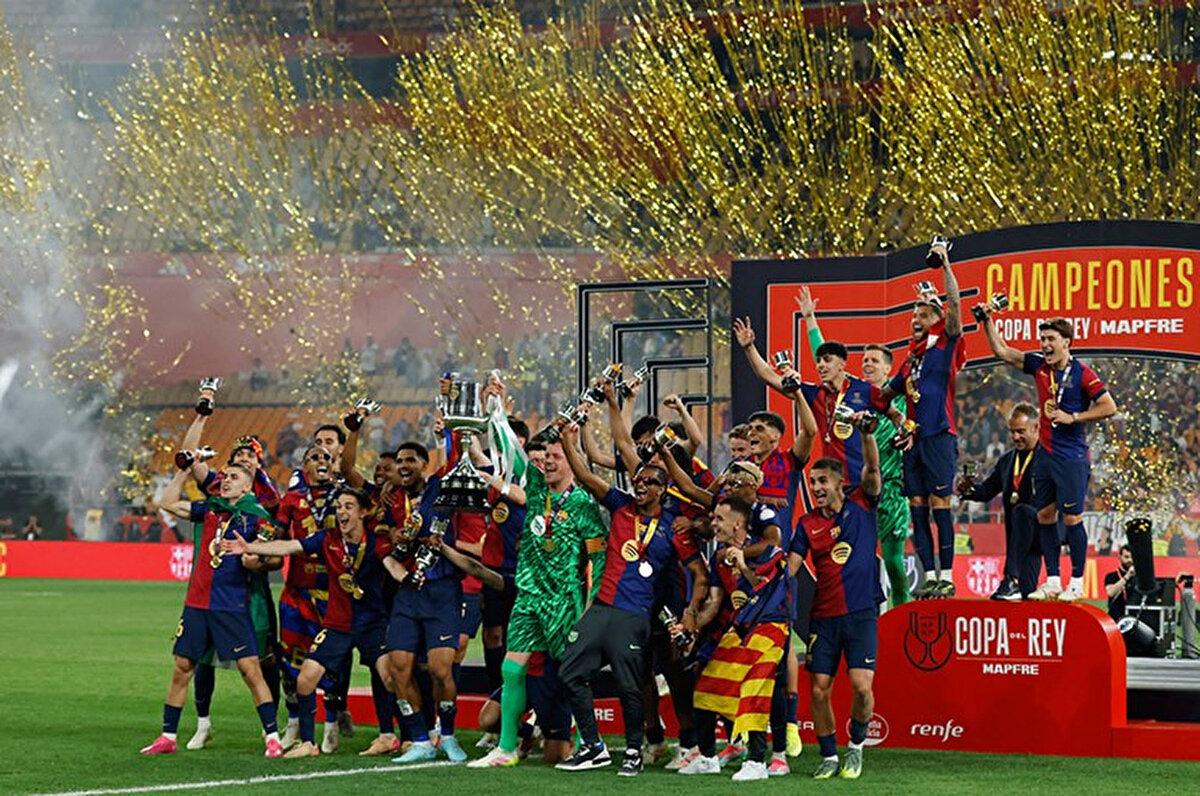 Barcelona ile Real Madrid'in karşı karşıya geldiği İspanya Kral Kupası finalinde şampiyon uzatmalarda belli oldu. Normal süresi 2-2'lik eşitlikle tamamlanan maçta Barcelona, ikinci uzatmada bulduğu golle şampiyonluğa ulaştı.<br>