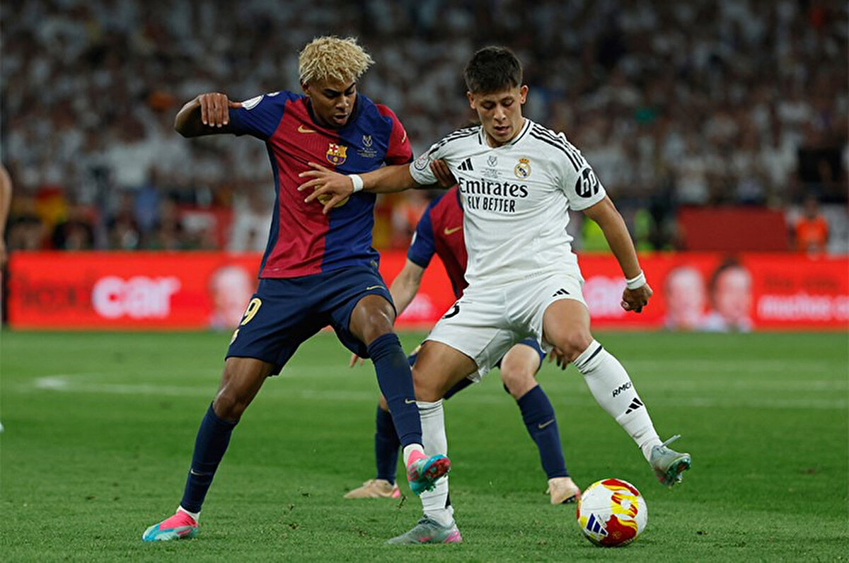 Real Madrid'de Arda Güler maça yedekler arasında başlarken milli futbolcu 55. dakikada Dani Ceballos'un yerine oyuna dahil oldu.<br>