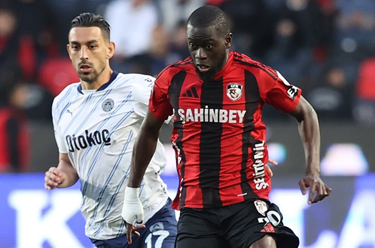 Gaziantep FK'nın paylaşımında ayrıca, "Bunun sonrasında ise, takım kaptanlarımızdan Badou Ndiaye hakkında “amacı ne çok iyi biliyorum, nerenin futbolcusu olduğunu da biliyorum, önce adam olsun, insan olsun” gibi sportmenliğe ve spor ahlakına açıkça aykırı sözlerle kendisini açıkça hedef gösteren bu şahıs, futbolcumuza sosyal medya üzerinden birçok tehdit ve hakaret içeren mesajlar atılmasına sebep olmuştur." ifadeleri yer aldı.<br>