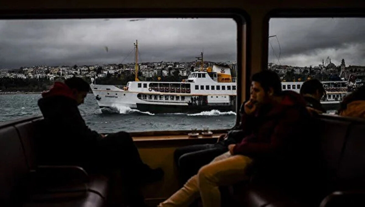 Marmara'da yarından itibaren poyraz etkili olacak. Şiddetli esmesi beklenen rüzgarla, hava sıcaklığı daha düşük hissedilecek.<br><br>İstanbul Valiliği, bir uyarı notu yayımlayarak vatandaşları beklenen fırtınaya karşı uyardı. Valilik açıklamasında fırtınanın yarın öğle saatlerinden itibaren etkili olmasının beklendiği kaydedildi.<br><br>Rüzgarın fırtına şeklinde eseceği vurgulanan açıklamada, ulaşımda yaşanabilecek aksamalara karşı dikkatli olunması istendi.<br><br>Fırtınanın salı günü gece saatlerinde etkisini kaybetmesi bekleniyor.