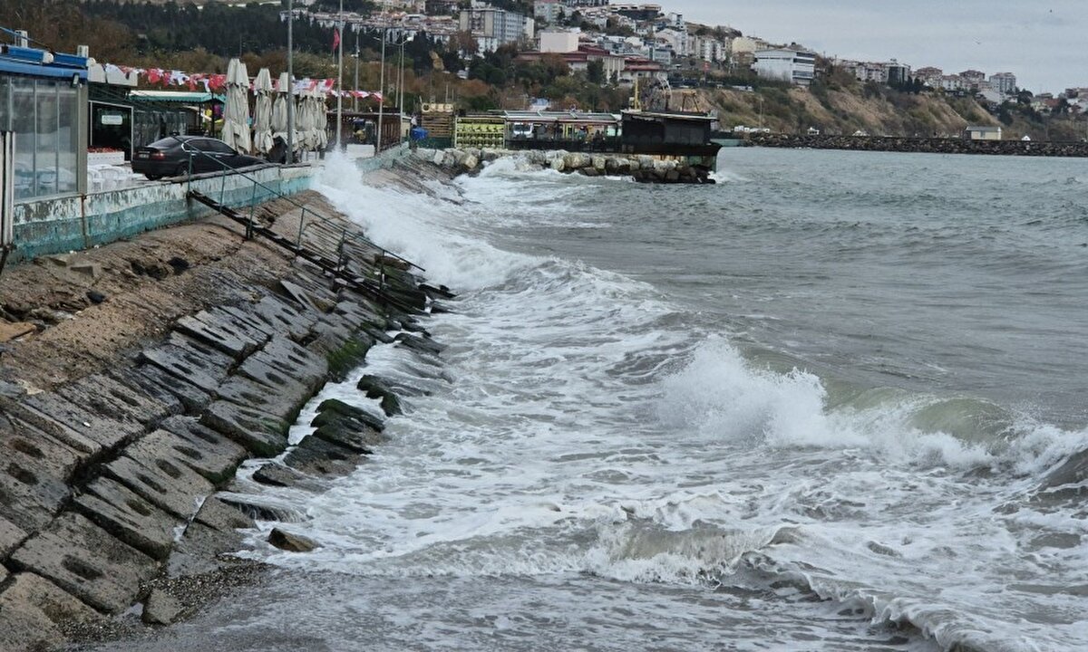 İSTANBUL'DA POYRAZ ETKİSİ<br><br>Marmara'da bugün kuvvetli rüzgar beklentisi var. Rüzgarın genellikle kuzeyli yönlerden hafif, ara sıra orta kuvvette, Marmara ile Kuzey Ege kıyılarında kuvvetli (40-70 km/saat) esmesi bekleniyor.<br><br>Yurt genelinde hava sıcaklıkları mevsim normalleri civarında seyredecek. İstanbul'da kuzeyli yönden esecek rüzgar sıcaklığın daha düşük hissedilmesine neden olacak.
