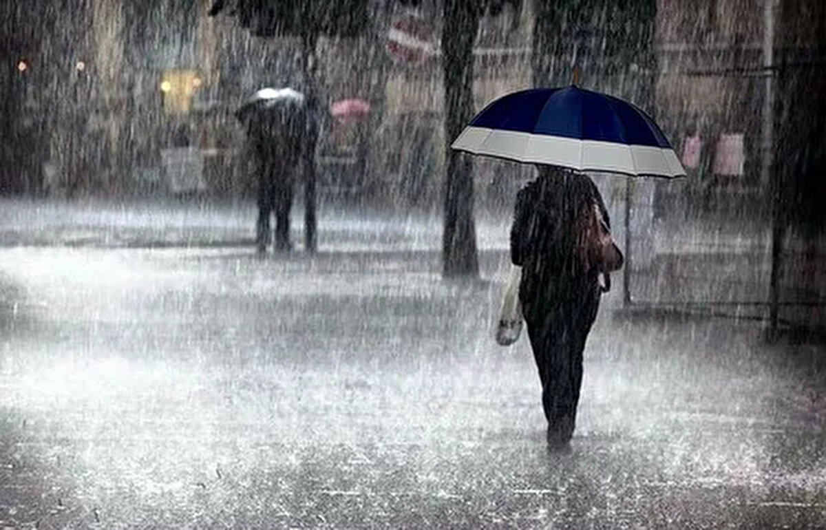 KUVVETLİ YAĞIŞLARA DİKKAT<br><br>Meteoroloji kuvvetli yağış uyarısında da bulundu.<br><br>Yağışların; Göller Yöresi, Uşak ve Afyonkarahisar'ın güneyi, Bolu ve Kastamonu, Çankırı'nın batı, Ankara ve Çorum'un kuzey ilçelerinde kuvvetli olması beklendiğinden yaşanabilecek olumsuzluklara karşı dikkatli ve tedbirli olunması gerekiyor.