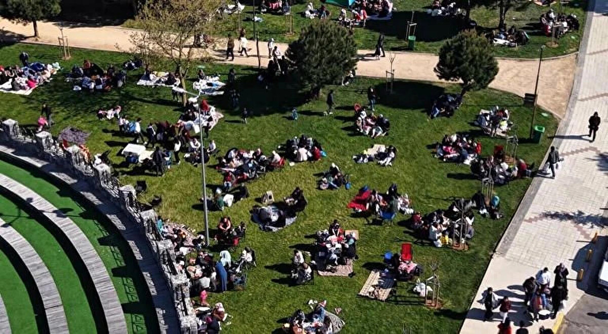 Deprem bilimciler, Marmara Denizi çevresinde yer alan sahil şeridindeki yapıların tsunami, zemin yumuşaklığı ve tuzlu suyun yapıya verdiği korozyon etkisi sebebiyle ciddi risk altında olduğunu vurguluyor.