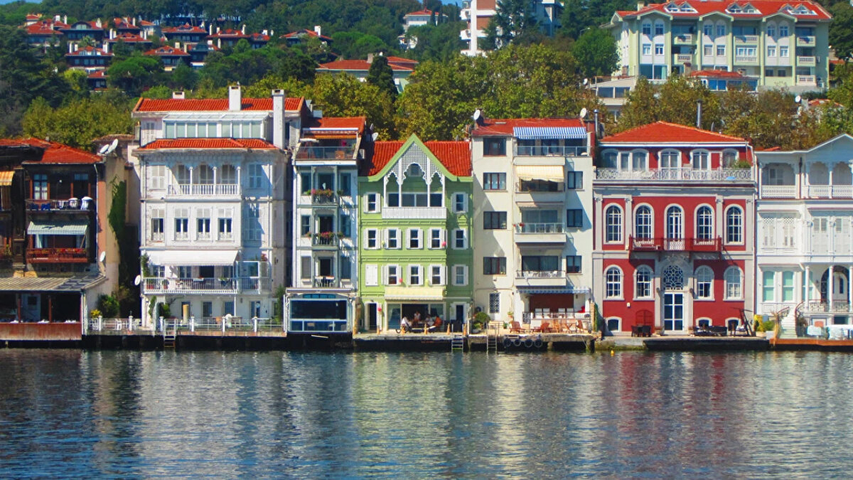 Türkiye gazetesinden Kaan Zenginli’nin haberine göre Boğaz hattında yaklaşık 600 yalı bulunuyor. Bu yapıların 18. ve 19. yüzyılda inşa edildiği ve doğal olarak birçoğunun yaşı 200 yıla yaklaştığı biliniyor. Bu yalıların önemli bir kısmı tarihi eser statüsünde bulunuyor.