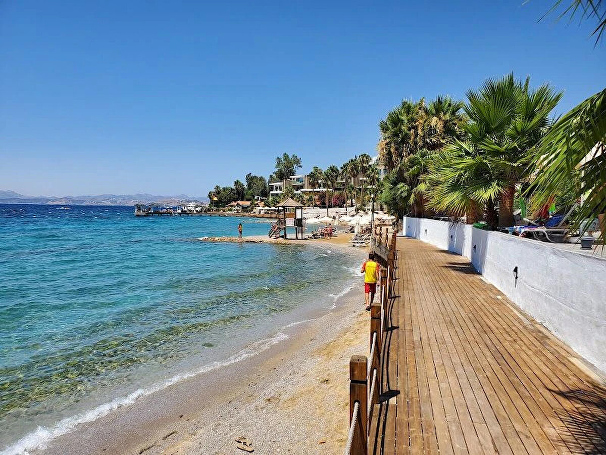 Emlak sektöründeki uzmanlar, yüksek gelir grubuna mensup kişilerin Bodrum, Alaçatı ve Çeşme gibi bölgelerdeki müstakil, yeni yapılmış ve zemin açısından daha güvenli evlere yöneldiğini belirtiyor.