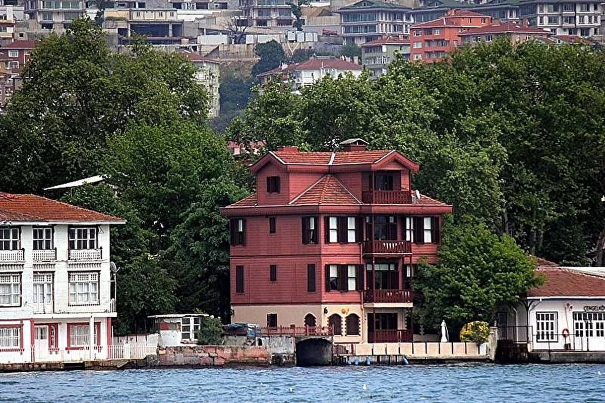 Ancak, bu durum onların depreme karşı dayanıklı olduğu anlamına gelmiyor. Ahşap malzeme ve geleneksel tekniklerle inşa edilen yalılar, zamanla yıpranmış durumda. <br><br>