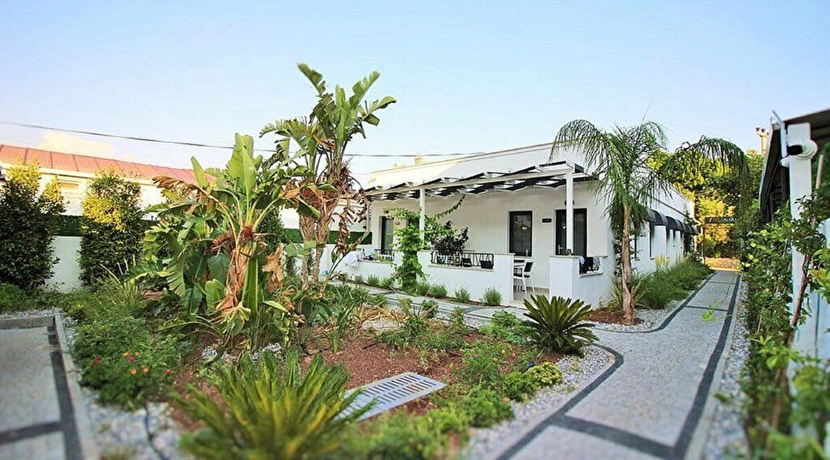 Bozanoğlu sözlerine şöyle devam etti: "İnsanlar ya kiraya vermek ya da satarak Bodrum ve Çeşme gibi bölgelere gitmek istiyor. Ancak yalı veya da değerli gayrimenkullerin fiyatları deprem nedeniyle çok düştü. Bu da insanları düşündürüyor."