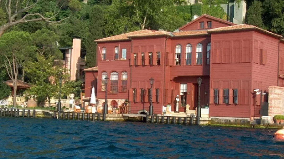 Uzmanlar, bu yapılar için kapsamlı zemin analizleri yapılması, statik güçlendirme projelerinin hazırlanması ve tarihî dokuyu koruyacak şekilde restorasyon süreçlerinin hızlandırılması gerektiğini ifade ediyor.