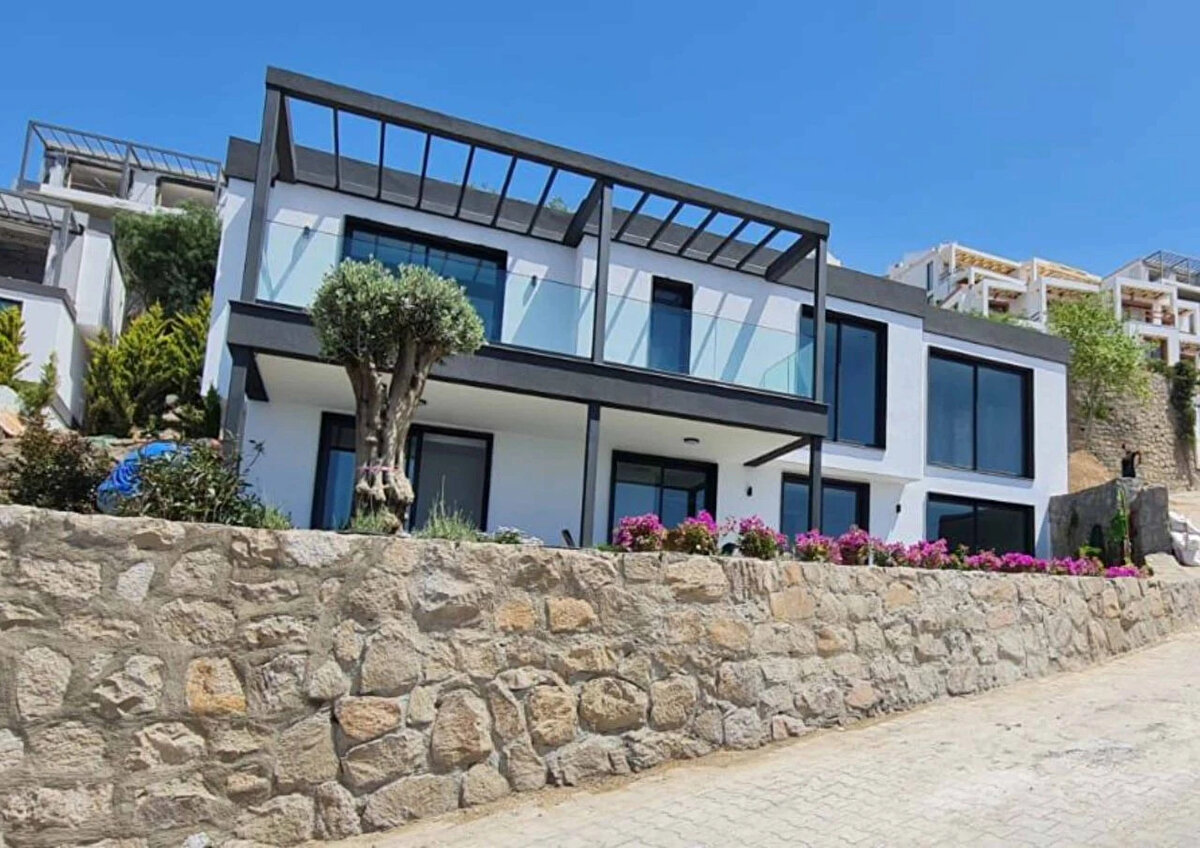 Lüks gayrimenkul satışı yapan Handan Bozanoğlu “İstanbul deprem gerçeği ile yüzleşti. Her ne kadar benzersiz bir şehir olsa da insanlar canını düşünmek zorunda. Bu nedenle başta Boğaz Hattı’ndaki yalılar olmak üzere sahil kesiminden çıkışlar başladı" dedi.<br><br>