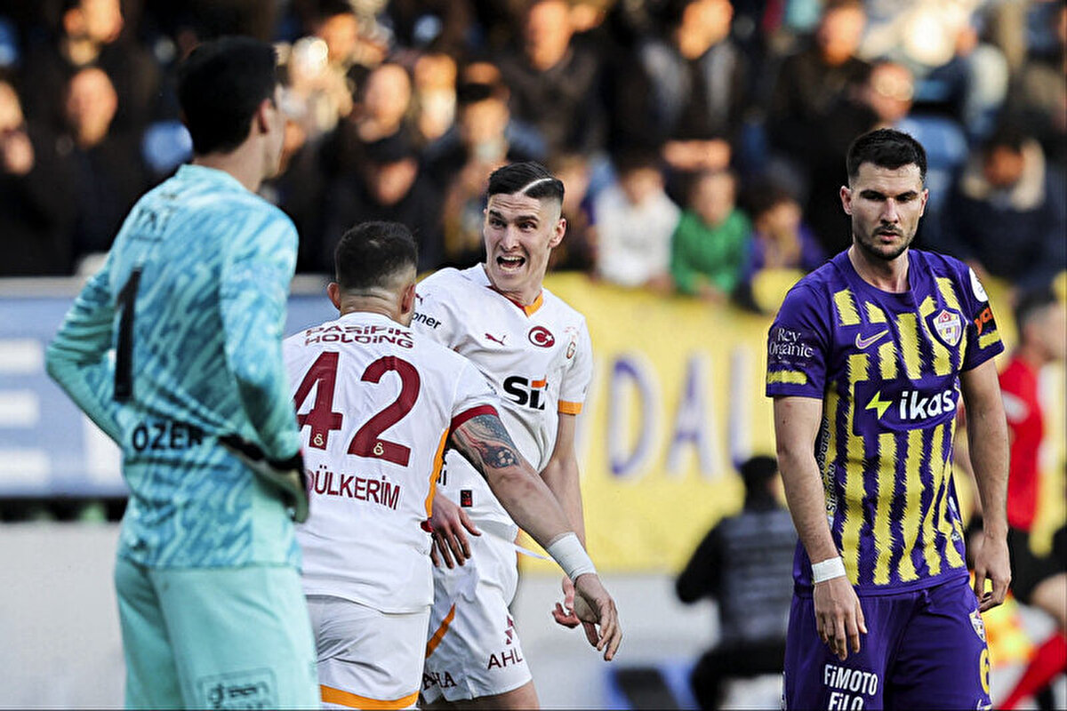 Taraftarı Galatasaray'ı yalnız bırakmadı<br><br><br>Galatasaray taraftarı, deplasmanda mücadele eden takımlarını desteklemek için kendilerine ayrılan bölümü doldurdu. Eyüpspor Kulübü, Galatasaray taraftarı için stadın yüzde 30'unu açtı. 2 bin 100 sarı-kırmızılı taraftar, biletlerin tamamını alarak tribündeki yerini aldı. Maç öncesi ve sırasında takımlarına tezahüratlarla destek veren taraftarlar, açtıkları pankartla Süper Lig'deki 25. şampiyonluğa inandıklarını vurguladı.