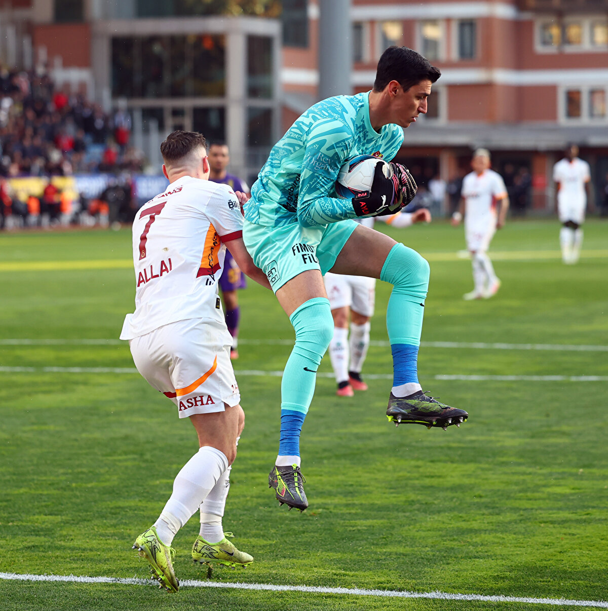 Galatasaray zorlu Eyüpspor deplasmanından 3 puan ile ayrıldı. Eflatun sarılı ekibi 5-1 mağlup eden sarı kırmızılılar en yakın rakibi Fenerbahçe ile arasındaki puan farkını yeniden 5'e çıkardı.