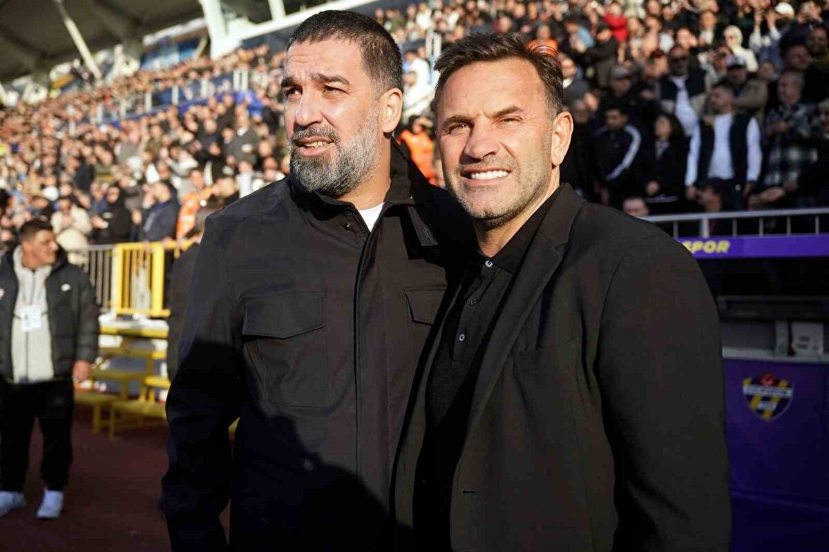 Okan Buruk, Süper Lig'de 300. maçına çıktı<br><br><br> Deneyimli teknik adam kariyerindeki 300. kez Süper Lig müsabakasında görev yaptı. Teknik direktörlük kariyerine 2013'te Elazığspor'un başına geçerek başlayan Buruk, sonrasında Süper Lig'de Gaziantepspor, Sivasspor, Akhisar Belediyespor, Çaykur Rizespor ve Başakşehir'i çalıştırdı. Temmuz 2022'de Galatasaray'ın başına geçen deneyimli teknik adam, Eyüpspor mücadelesiyle Süper Lig'de 3. kez dalya heyecanı yaşadı. Okan Buruk, 6 farklı takımla mücadele ettiği Süper Lig'de 299 müsabakada 159 galibiyet, 59 beraberlik ve 81 yenilgi gördü. Tecrübeli teknik adam, Başakşehir ile 1, Galatasaray ile 2 kez şampiyonluk kupasını kaldırdı.