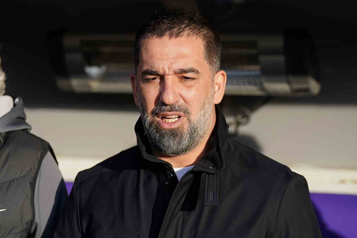 Galatasaray taraftarı Arda Turan'ı çağırdı<br><br>Sarı-kırmızılı taraftarlar, eski kaptanlarından Arda Turan'a sevgi gösterisinde bulundu. Taraftarlar, maç öncesinde Galatasaray altyapısından yetişen ve kulübün unutulmazları arasına giren Eyüpspor Teknik Direktörü Arda Turan'ı tribüne çağırdı. Yedek kulübesinden çıkıp taraftarın olduğu bölüme giden Arda Turan sevgi gösterisine selamla karşılık verdi.