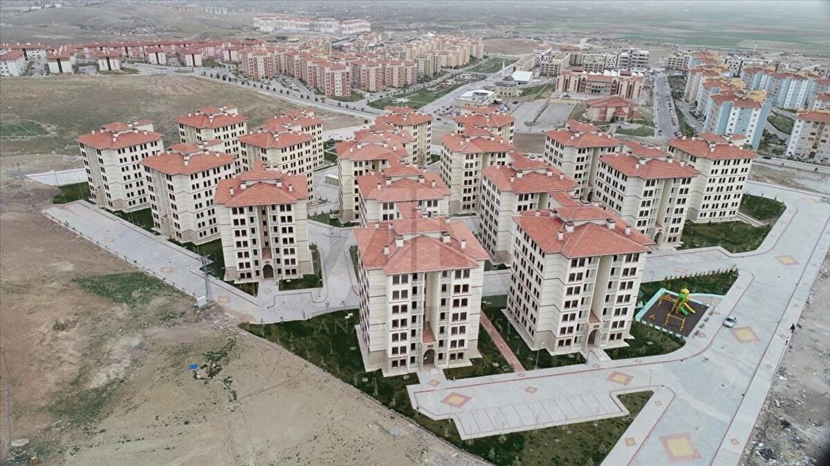 Arkadaşlarımız bu binaları yerinde bire bir incelendiler, tespitlerini yaptılar. Bu binalardan bin 473'ü hasarsız ve 101'i az hasarlı olarak tespit edildi.