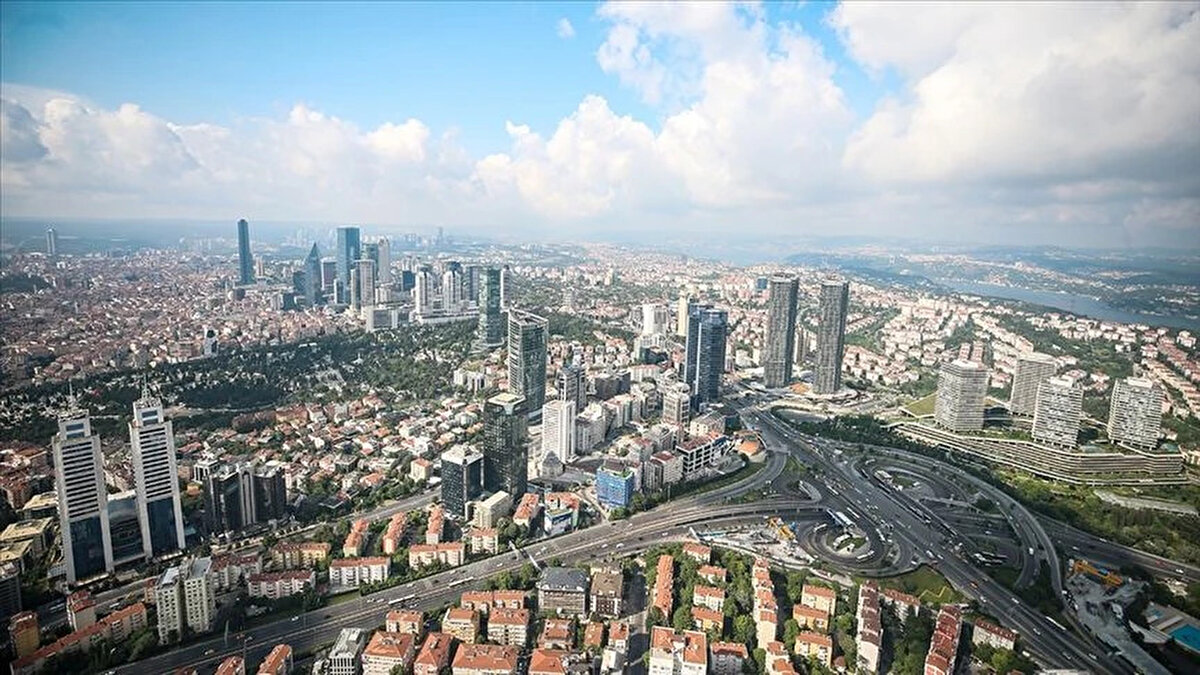 600 BİN BİNA ÇOK RİSKLİ<br><br>Kentsel dönüşüm sürecinde vatandaşın en büyük sorunlarından ilki olarak yüksek kiralar öne çıkıyor. Bu nedenle sosyal kiralık evler projesi de bakanlığın gündeminde önemli bir yer tutuyor.