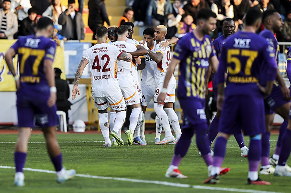 Trendyol Süper Lig'in 33. haftasında Galatasaray deplasmanda ikas Eyüpspor'u 5-1 yendi. Sarı kırmızılıların gollerini Sallai, Torreira, Osimhen ve Morata (2) attı. Galatasaray puanını 80 yaptı ve 5 puanlık farkı korudu.Galatasaraylı yıldızlar galibiyeti beIN SPORTS'a değerlendirdi.<br>