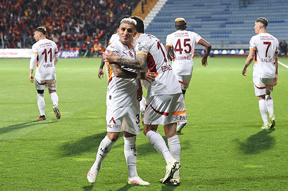 "Çok mutluyum şu anda. Bunu söyleyebilirim. Bu formayı giydiğimde her zaman yüzde yüzümü vermek istiyorum. Saha dışında da iyi ilişkiler kurmaya çalışıyorum takım arkadaşlarımla ve insanlarla. Hayatımın en önemli dönemlerinden birisi. Bunun için herkese teşekkür ediyorum. Çok mutluyum şu anda. Kontratımı da yeniledim. En azından bir süre daha buradayım."<br>