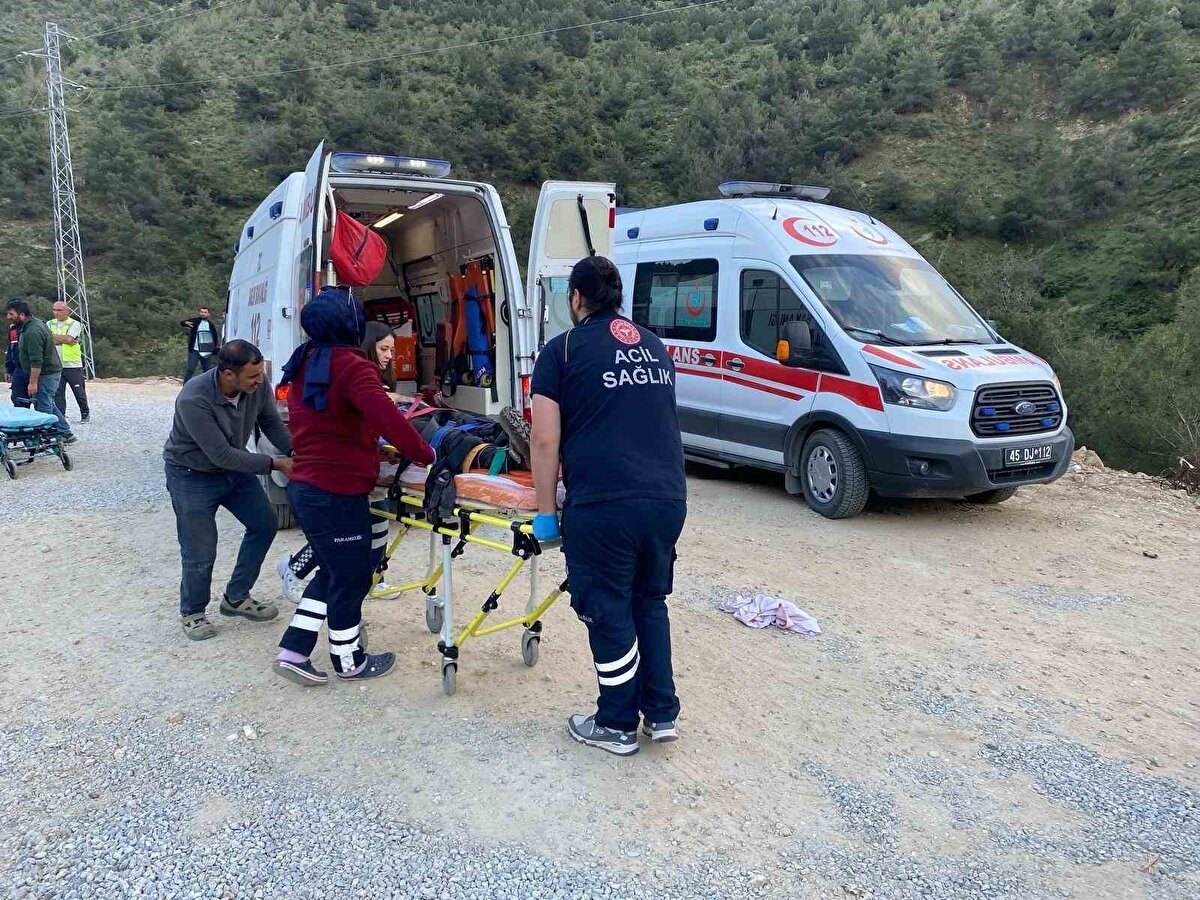Kaza, saat 17.00 sıralarında Manisa’nın Alaşehir ilçesine bağlı Gümüşçay Mahallesi mevkiinde meydana geldi. Alaşehir Gümüşçay Mahallesi mevkiinde demir yolu viyadük inşaatında demir döşeme çalışmaları esnasında demir döşeli zemin çöktü.