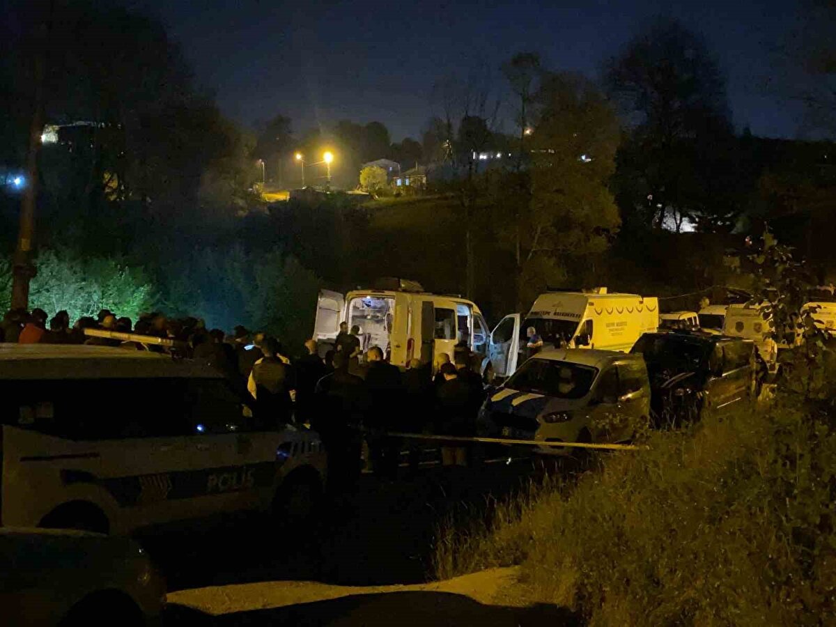 Geniş çaplı güvenlik önlemleri arasında savcı ve ekiplerin olay yerindeki incelemelerin ardından, Bakkal’ın cansız bedeni ölüm nedeninin tespiti için hastane morguna kaldırıldı.