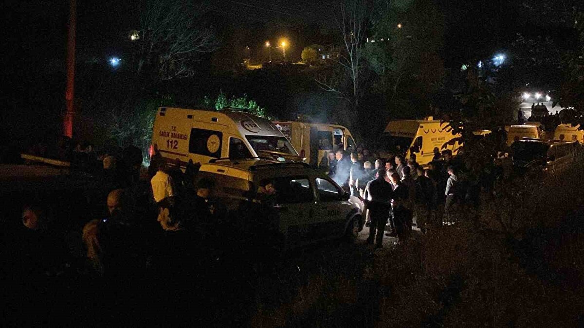 Şırnak’ta şark görevi yapan ve ailesini görmek için Kocaeli’ye izne gelen 28 yaşındaki polis memuru Emre Bakkal’dan sabah saatlerinden beri haber alamayan ailesi, durumu polis ekiplerine haber verdi.