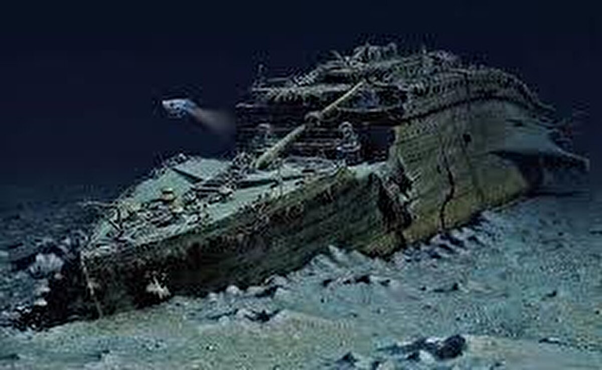 Atlantik sularına gömülmüştü<br><br>Lüks yolcu gemisi Titanik, 10 Nisan 1912'de 2 bin 224 yolcu ve mürettebatla New York'a gitmek üzere İngiltere'nin Southampton kentinden yola çıkmıştı.<br><br>Gemi, 15 Nisan 1912'de bir buzdağına çarptıktan sonra Kuzey Atlantik'in sularına gömülmüştü.<br><br>Kazada 1500'den fazla kişi yaşamını yitirmişti. Birkaç saat sonra kaza yerine ulaşan Carpathia gemisi 710 kişiyi kurtarmıştı.