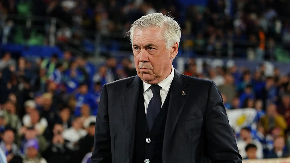 İspanya Kral Kupası finalinde Real Madrid, Barcelona'ya 3-2 yenilerek kupayı rakibine hediye etmiş oldu.<br>