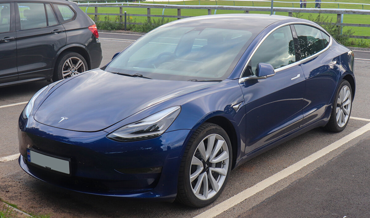 9. Tesla Model 3 Long Range AWD: 602 km