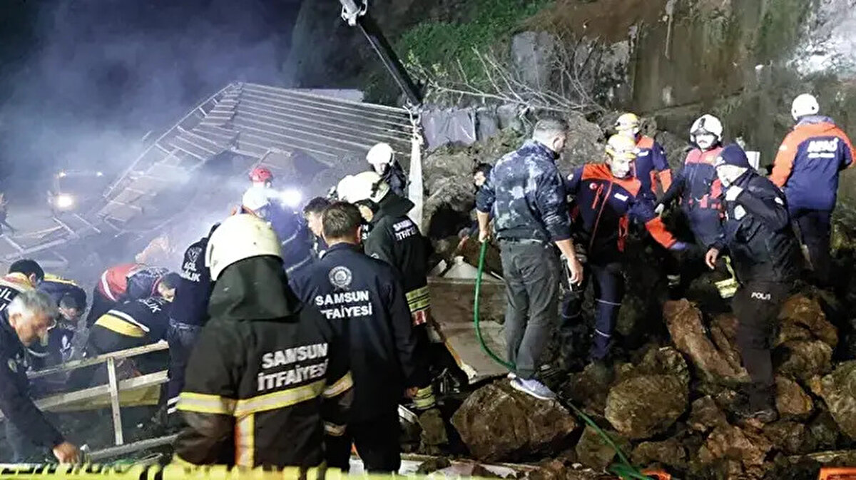 Bölgeye çok sayıda arama-kurtarma ve sağlık ekibi sevk edilirken, çalışmalar devam ediyor.