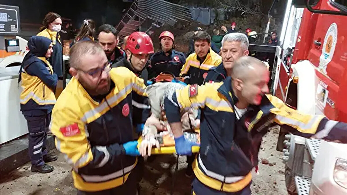 İlk belirlemelere göre heyelanda toprak altında kalanlar olduğu belirtilirken, 1 kişinin yaralı olarak kurtarıldığı öğrenildi.