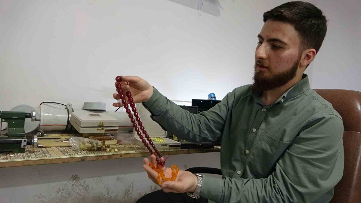 Kaya’nın atölyesinde ürettiği tespihler, sadece ibadet amacıyla değil, aynı zamanda koleksiyon ürünü ve aksesuar olarak da değerlendiriliyor.