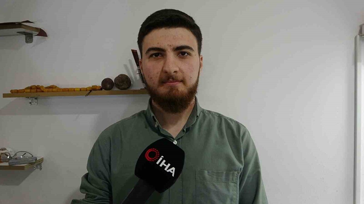 "Koleksiyoncular ve meraklılar arasında büyük ilgi görüyor"<br><br>Tespih kültürünün Osmanlı dönemine dayandığını hatırlatan Kaya, çeşitli değerli taşlardan ve özel malzemelerden üretilen tespihlerin, koleksiyoncular ve meraklılar arasında büyük ilgi gördüğünü ifade etti.