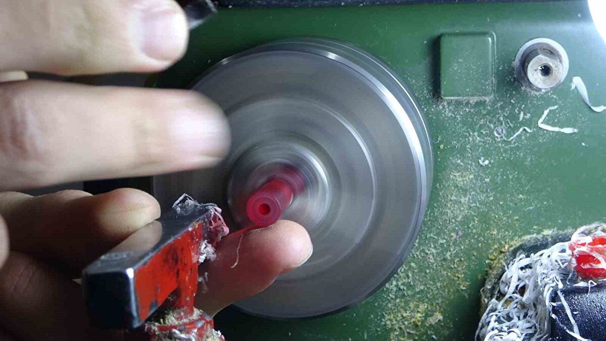 "Daire fiyatına varan tespihlerimiz var"<br><br>Kendi imalatları olan ürünleri yurt dışına gönderdiklerini ifade eden Kaya, tespih işçiliğinin sabır ve dikkat isteyen önemli bir sanat dalı olduğunu belirterek, 10 ila 15 bin TL aralığında başlayan fiyatlarla alıcı bulduğunu söyledi.