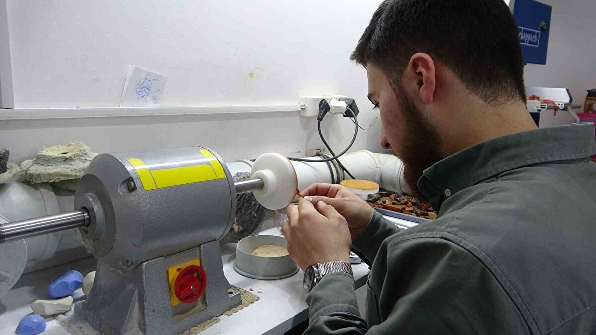 "Bazı malzemelerin gramı altından daha pahalı"<br><br>Sıradan bir tespihin üretiminin birkaç gün özel sipariş ürünlerin ise bazen aylar sürdüğünü kaydeden Kaya, ağırlıklı olarak damla kehribar türü tespihlerin ilgi gördüğünü belirtti.