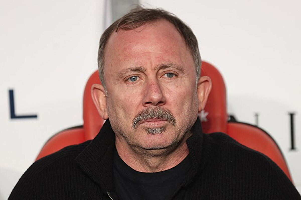 Sergen Yalçın, Galatasaray'ın deplasmanda Eyüpspor'u 5-1 mağlup ettiği maçı Ekol TV'de yorumladı.<br>